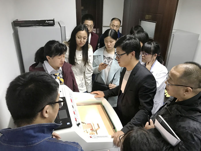 我院中心实验室成功组织“冰冻切片机理论与实践”技术培训.jpg 我院中心实验室成功组织“冰冻切片机理论与实践”技术培训.jpg