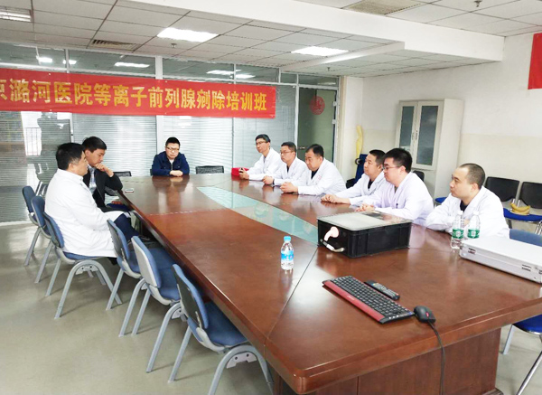 办公室交流.jpg 办公室交流.jpg