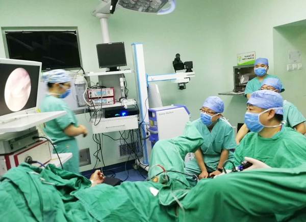 手术室操作.jpg 手术室操作.jpg